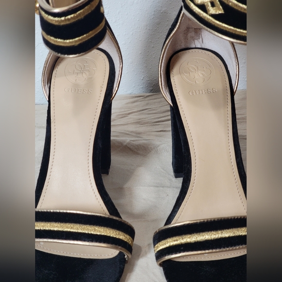 GUESS CERSIAN Black and Gold Velvet Chunky Block Heeled Sandal Sz 7.5 Chic - Picture 8 of 12